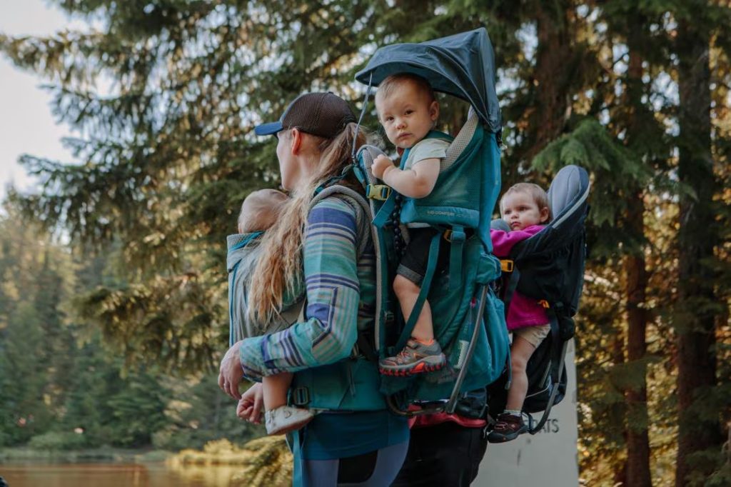 Detský turistický nosič na chrbát pre outdoorové aktivity, ergonomický a stabilný dizajn.